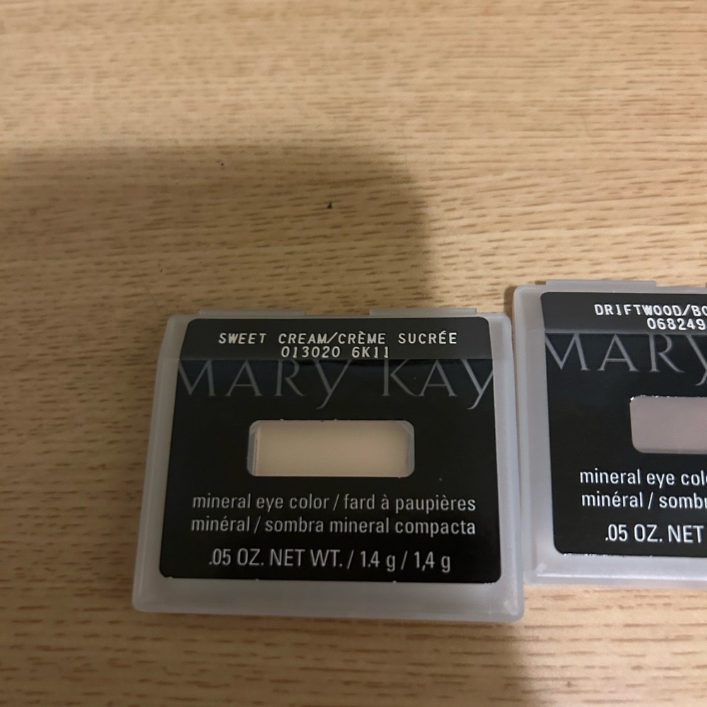 Mary Kay Gold Eyeshadow Palette - Picture 4 of 9